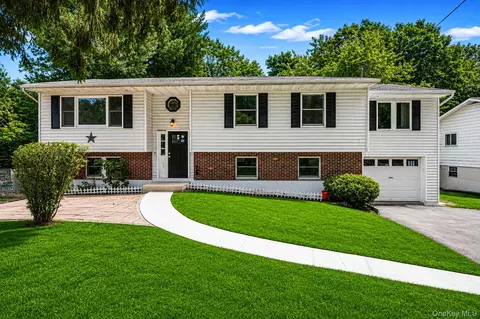 94 Crestwood Blvd, Poughkeepsie, NY 12603
