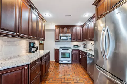 Kitchen - 45 Mildred Ct, Plainview, NY 11803 photo 4 of 6