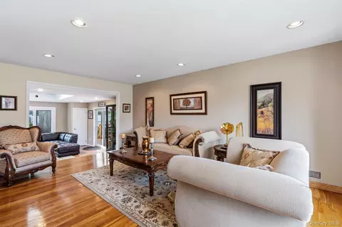 Living - 45 Mildred Ct, Plainview, NY 11803 photo 3 of 5