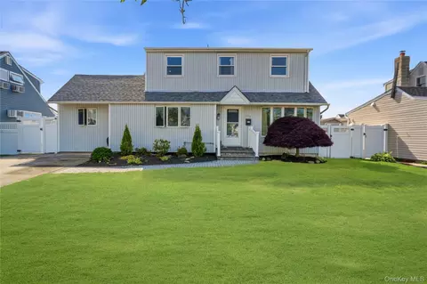 316 Philadelphia Ave, Massapequa Park, NY 11762