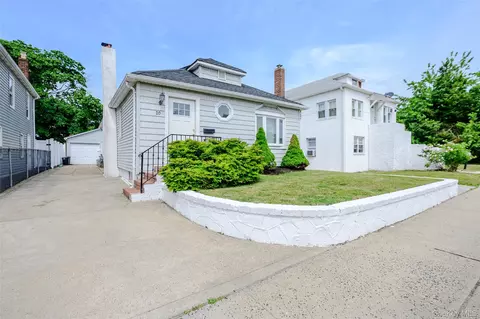 20 Marina Rd, Island Park, NY 11558