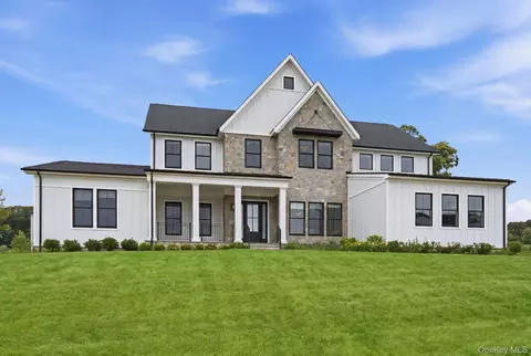 1 Levitow Ct, Dix Hills, NY 11746