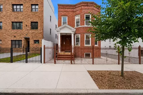 756 E 223rd St, New York, NY 10466