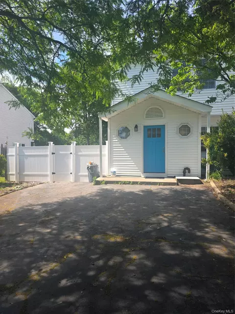 9 Trim St, Bay Shore, NY 11706