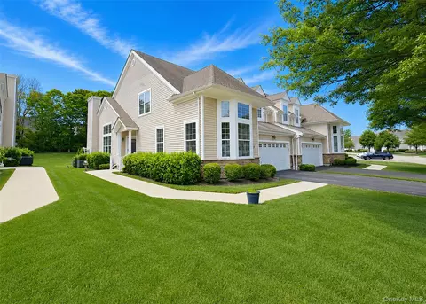 27 Toni Ct, Center Moriches, NY 11934