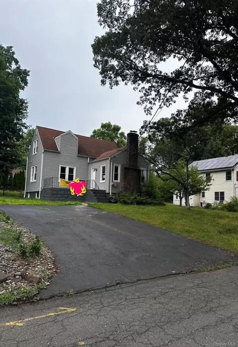 35 Lindbergh Ln, Clarkstown, NY 10956