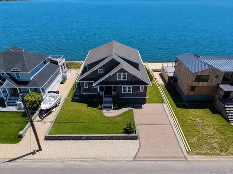 21 Shinnecock Rd, East Quogue, NY 11942