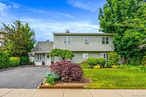 104 Choir Ln, North Hempstead, NY 11590