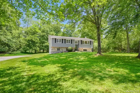 17 Regent Dr, Beekman, NY 12533