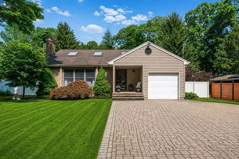 16 Lakecrest Ln, Ronkonkoma, NY 11779