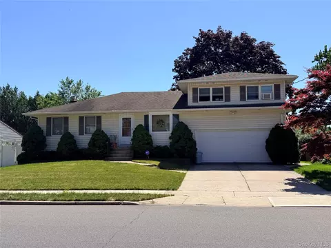 381 N Monroe Ave, Lindenhurst, NY 11757