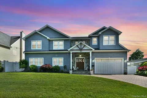 28 Red Oak Pl, Massapequa, NY 11758
