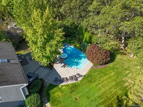 11 Clearmeadow Ln, Woodbury, NY 11797