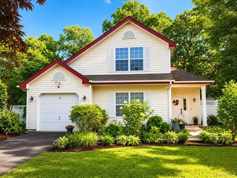 4 Blair Ct, Coram, NY 11727