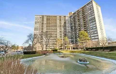 2 Bay Club Dr #15R, Bayside, NY 11360
