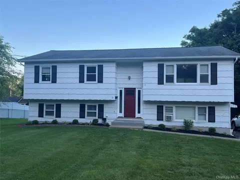 11 Whitman St, Clarkstown, NY 10920