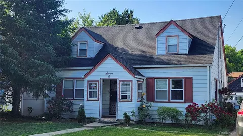 7 Walters Ave, Syosset, NY 11791