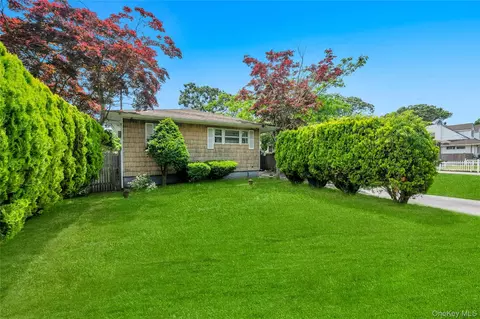 88 Pinewood Dr, Shirley, NY 11967
