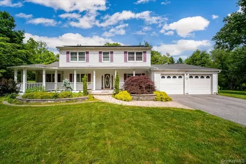 1 Cindy Ln, Woodbury, NY 10930