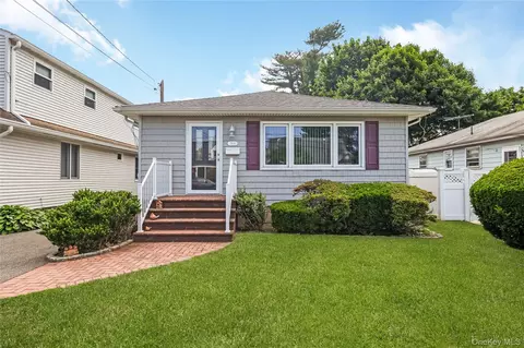 6 Center St #20, Hicksville, NY 11801
