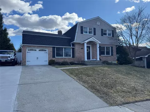 17 Wade Dr, Lake Grove, NY 11755