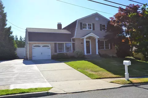 17 Wade Dr, Lake Grove, NY 11755
