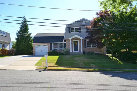 17 Wade Dr, Lake Grove, NY 11755