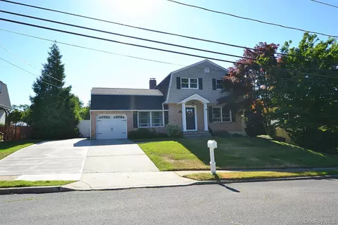 17 Wade Dr, Lake Grove, NY 11755