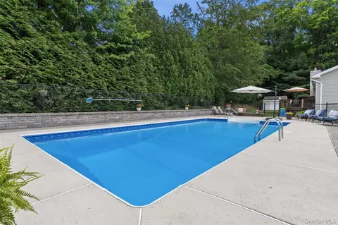 26 Pugsley Pkwy, Cortlandt, NY 10567