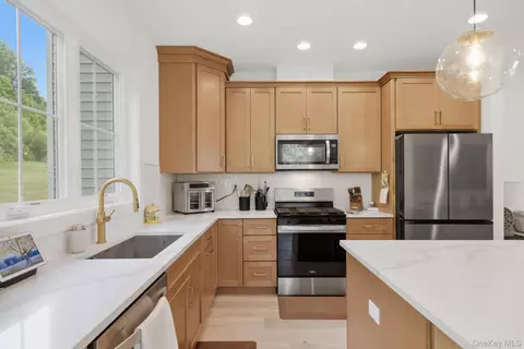Kitchen - 4048 Chestnut Ridge Rd, Fishkill, NY 12524 photo 4 of 5