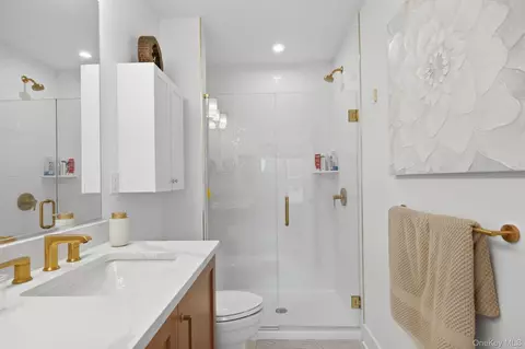 Bath - 4048 Chestnut Ridge Rd, Fishkill, NY 12524 photo 4 of 4