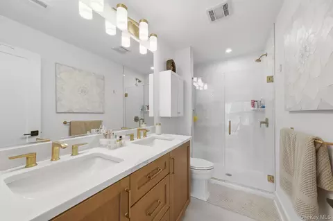 Bath - 4048 Chestnut Ridge Rd, Fishkill, NY 12524 photo 3 of 4