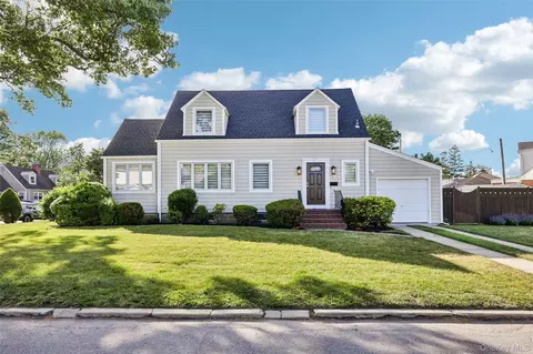 1660 Fenimore Rd, Hewlett, NY 11557