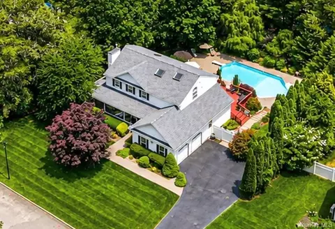 191 Natures Ln, Miller Place, NY 11764