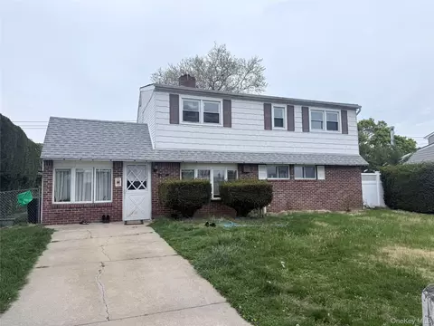 143 Red Maple Dr N, Levittown, NY 11756