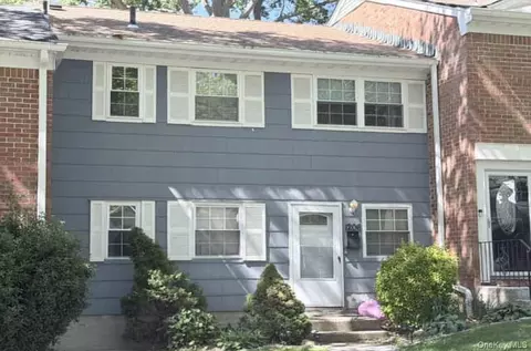 1206 Towne House Vlg, Islandia, NY 11749
