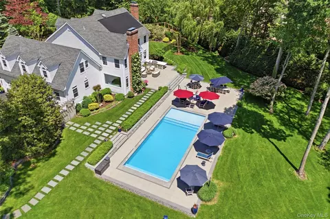77 Mud Rd, Setauket, NY 11733