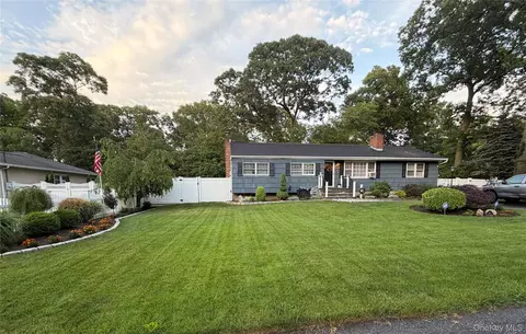 30 Marbeth Cir, Miller Place, NY 11764