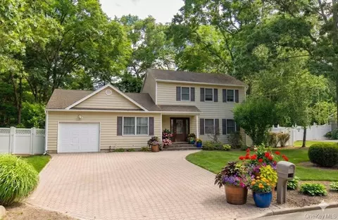 32 Scenic Hills Dr, Ridge, NY 11961