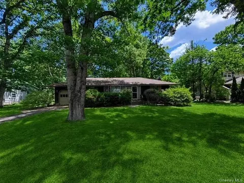 33 Summit Dr, Smithtown, NY 11787