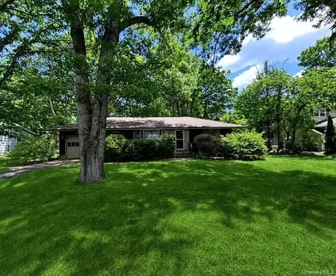 33 Summit Dr, Smithtown, NY 11787