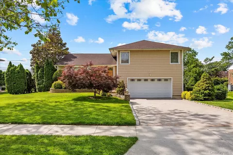 228 Robby Ln, North Hempstead, NY 11040