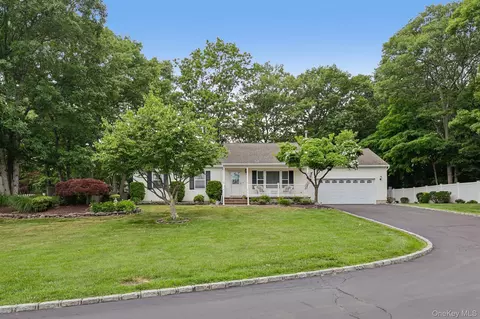 42 Apex Dr, Coram, NY 11727