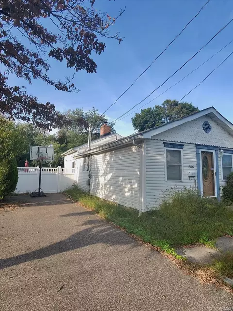 535 Outlook Ave, West Babylon, NY 11704