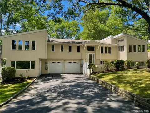 60 Winston Dr, Smithtown, NY 11787