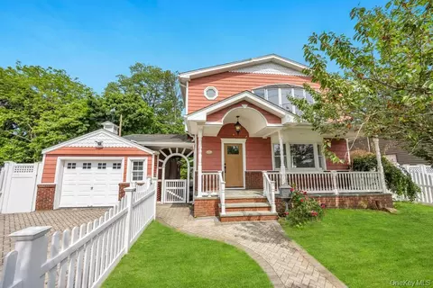 2331 Neptune Ave, Seaford, NY 11783