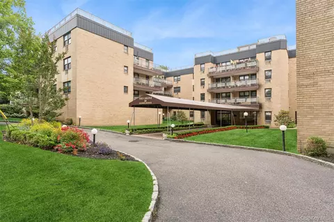 40 Stoner Ave #1R, North Hempstead, NY 11021
