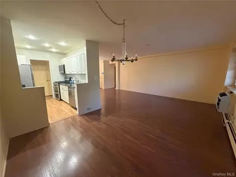 40 Stoner Ave #1R, North Hempstead, NY 11021