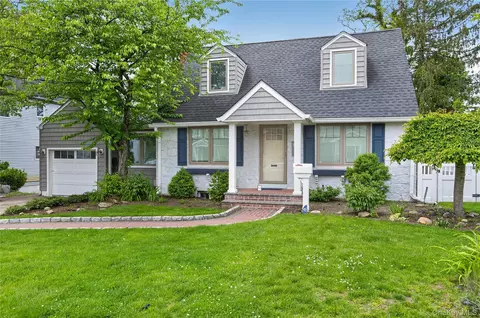 161 Greenway W, North Hempstead, NY 11040
