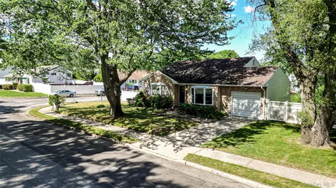 64 Grand Ave, Lindenhurst, NY 11757